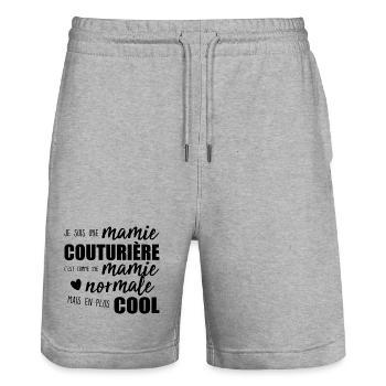 Mamie Couturière Humour Mamie Cadeau - Short de jogging bio TRAINER Stanley/Stella unisexe - gris chiné - Devant - Nik (191cm) & Marisol (170cm)