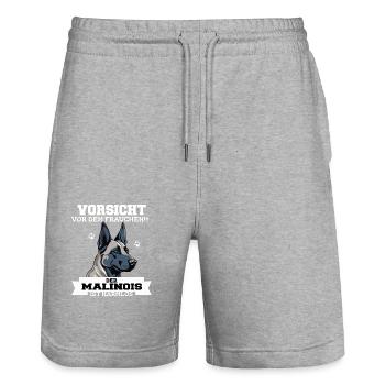 Vorsicht vor dem Frauchen der Malinois ist harmlos - Stanley/Stella Unisex Bio Joggingshorts Trainer  - Grau meliert - Vorne - Nik (191cm) & Marisol (170cm)