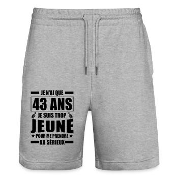 j ai 43 ans / t-shirt humour anniversaire 43 ans - Short de jogging bio TRAINER Stanley/Stella unisexe - gris chiné - Devant - Nik (191cm) & Marisol (170cm)