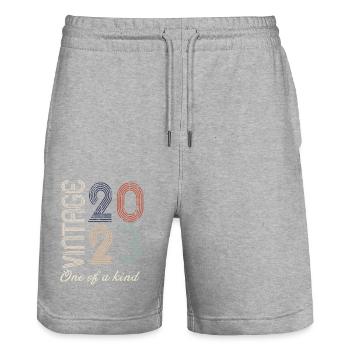 1. Jubiläum 2023 - Vintage-Retro-Geschenkidee - Stanley/Stella Unisex Bio Joggingshorts Trainer  - Grau meliert - Vorne - Nik (191cm) & Marisol (170cm)