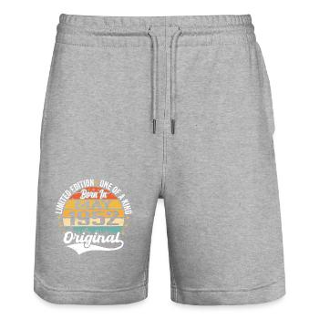 Mai 1952 Geburtstagsgeschenk geboren im Mai 1952 - Stanley/Stella Unisex Bio Joggingshorts Trainer  - Grau meliert - Vorne - Nik (191cm) & Marisol (170cm)