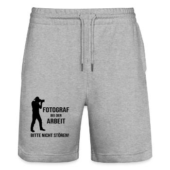 Fotograf bei der Arbeit - Stanley/Stella Unisex Bio Joggingshorts Trainer  - Grau meliert - Vorne - Nik (191cm) & Marisol (170cm)