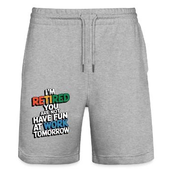 Retired 2025 - Ich bin RENTE, DU nicht - Stanley/Stella Unisex Bio Joggingshorts Trainer  - Grau meliert - Vorne - Nik (191cm) & Marisol (170cm)