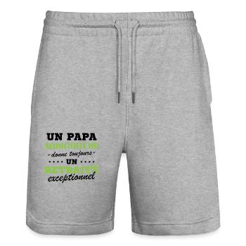 Ein Bauernvater schenkt einem außergewöhnlichen Rentner - Stanley/Stella Unisex Bio Joggingshorts Trainer  - Grau meliert - Vorne - Nik (191cm) & Marisol (170cm)