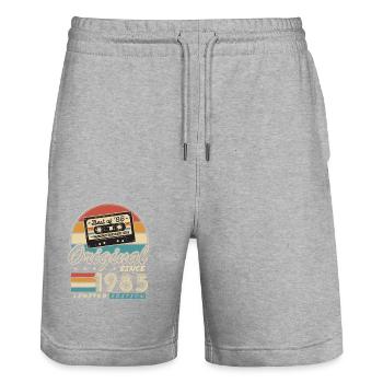Original seit 1985 Vintage Geschenk Geburtstag - Stanley/Stella Unisex Bio Joggingshorts Trainer  - Grau meliert - Vorne - Nik (191cm) & Marisol (170cm)