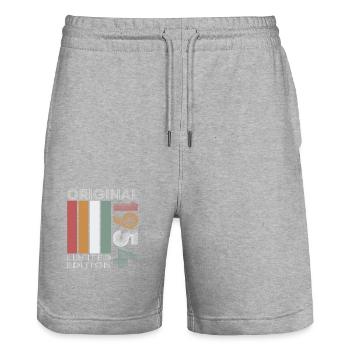 Ce design vintage du 70e anniversaire dans un style rétro - Short de jogging bio TRAINER Stanley/Stella unisexe - gris chiné - Devant - Nik (191cm) & Marisol (170cm)
