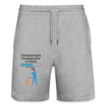 Tiermedizinische Fachangestellte TFA Ausbildung - Stanley/Stella Unisex Bio Joggingshorts Trainer  - Grau meliert - Vorne - Nik (191cm) & Marisol (170cm)