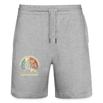 Jahrgang April 2004 Vintage Jubiläumsgeschenk - Stanley/Stella Unisex Bio Joggingshorts Trainer  - Grau meliert - Vorne - Nik (191cm) & Marisol (170cm)