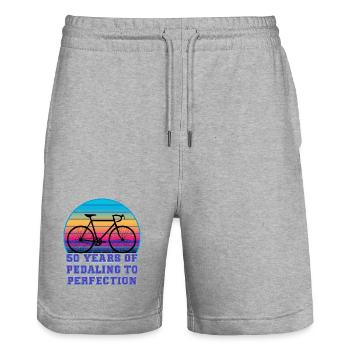 50 Jahre Pedalfahren mit dem Retro Sunset Rennrad - Stanley/Stella Unisex Bio Joggingshorts Trainer  - Grau meliert - Vorne - Nik (191cm) & Marisol (170cm)