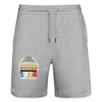 50 Jahre alt Hergestellt in 1974 Jahrgang März 1974 - Stanley/Stella Unisex Bio Joggingshorts Trainer  - Grau meliert - Vorne - Nik (191cm) & Marisol (170cm)