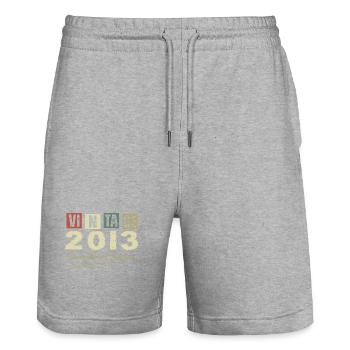 Jahrgang 2013 Original Geburtstagsgeschenk 2013 - Stanley/Stella Unisex Bio Joggingshorts Trainer  - Grau meliert - Vorne - Nik (191cm) & Marisol (170cm)