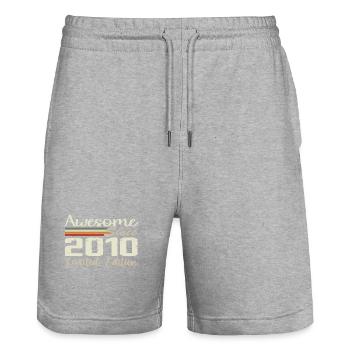 Jubiläum 14 Jahre Jahrgang 2010 Geschenk 2010 - Stanley/Stella Unisex Bio Joggingshorts Trainer  - Grau meliert - Vorne - Nik (191cm) & Marisol (170cm)