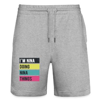 Ich bin Nina, die Nina-Dinge in Retro-Farben macht - Stanley/Stella Unisex Bio Joggingshorts Trainer  - Grau meliert - Vorne - Nik (191cm) & Marisol (170cm)