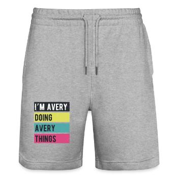 Je suis Avery qui fait des couleurs rétro d’Avery Things - Short de jogging bio TRAINER Stanley/Stella unisexe - gris chiné - Devant - Nik (191cm) & Marisol (170cm)