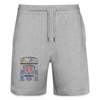 seit 11.11. im Einsatz | Karneval Kostüm - Stanley/Stella Unisex Bio Joggingshorts Trainer  - Grau meliert - Vorne - Nik (191cm) & Marisol (170cm)