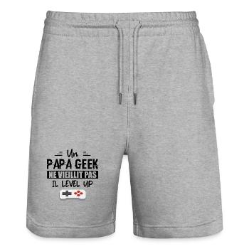 Un Papa Geek Ne Vieillit Pas - Fêtes des pères - Short de jogging bio TRAINER Stanley/Stella unisexe - gris chiné - Devant - Nik (191cm) & Marisol (170cm)