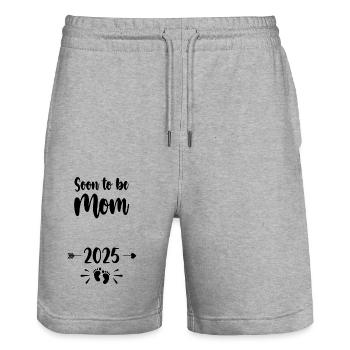 Maman Bientôt Être Maman 2025 Mère Enfants Enceintes Mot - Short de jogging bio TRAINER Stanley/Stella unisexe - gris chiné - Devant - Nik (191cm) & Marisol (170cm)