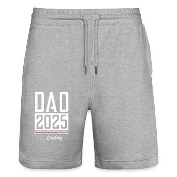 Dad 2025 Papa Loading Spruch - Stanley/Stella Unisex Bio Joggingshorts Trainer  - Grau meliert - Vorne - Nik (191cm) & Marisol (170cm)