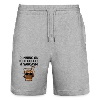 Eiskaffee mit einer Prise Sarkasmus - Stanley/Stella Unisex Bio Joggingshorts Trainer  - Grau meliert - Vorne - Nik (191cm) & Marisol (170cm)