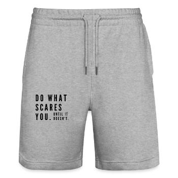Do what scares you. Until it doesn't. - Stanley/Stella Unisex Bio Joggingshorts Trainer  - Grau meliert - Vorne - Nik (191cm) & Marisol (170cm)