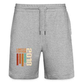Jahrgang 2018 Retro 2018 Geburtstagsgeschenk - Stanley/Stella Unisex Bio Joggingshorts Trainer  - Grau meliert - Vorne - Nik (191cm) & Marisol (170cm)