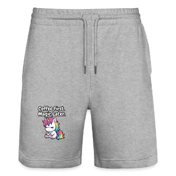 Café d’abord, magie puis licorne - Short de jogging bio TRAINER Stanley/Stella unisexe - gris chiné - Devant - Nik (191cm) & Marisol (170cm)