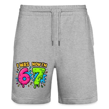 7. Geburtstag Kinder 67 Meme Humor Geschenkidee - Stanley/Stella Unisex Bio Joggingshorts Trainer  - Grau meliert - Vorne - Nik (191cm) & Marisol (170cm)