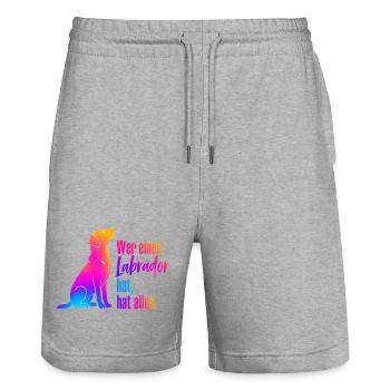 Wer einen Labrador hat hat alles! Hundeliebhaber - Stanley/Stella Unisex Bio Joggingshorts Trainer  - Grau meliert - Vorne - Nik (191cm) & Marisol (170cm)