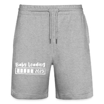 Baby 2025 loading - Schwangerschaft - Geschenk - Stanley/Stella Unisex Bio Joggingshorts Trainer  - Grau meliert - Vorne - Nik (191cm) & Marisol (170cm)