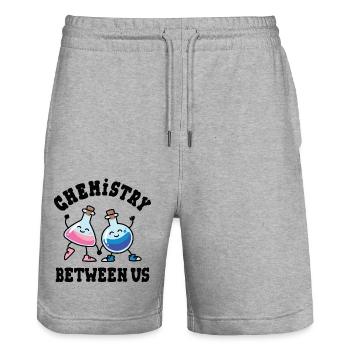 L’alchimie entre nous, des flacons de verre amoureux - Short de jogging bio TRAINER Stanley/Stella unisexe - gris chiné - Devant - Nik (191cm) & Marisol (170cm)