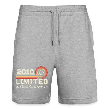 Jahrgang 2010 Retro 2010 Jubiläumsgeschenk - Stanley/Stella Unisex Bio Joggingshorts Trainer  - Grau meliert - Vorne - Nik (191cm) & Marisol (170cm)