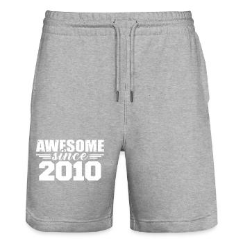 Jahrgang 2010 Vintage Retro Jubiläumsgeschenk 2010 - Stanley/Stella Unisex Bio Joggingshorts Trainer  - Grau meliert - Vorne - Nik (191cm) & Marisol (170cm)