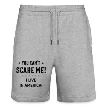 Du kannst mir keine Angst machen! Ich lebe in Amerika! (Schwarz) - Stanley/Stella Unisex Bio Joggingshorts Trainer  - Grau meliert - Vorne - Nik (191cm) & Marisol (170cm)