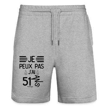 Je Peux Pas J Ai 51 Ans cadeau d anniversaire - Short de jogging bio TRAINER Stanley/Stella unisexe - gris chiné - Devant - Nik (191cm) & Marisol (170cm)