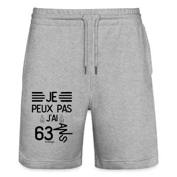 Je Peux Pas J Ai 63 Ans cadeau d anniversaire - Short de jogging bio TRAINER Stanley/Stella unisexe - gris chiné - Devant - Nik (191cm) & Marisol (170cm)
