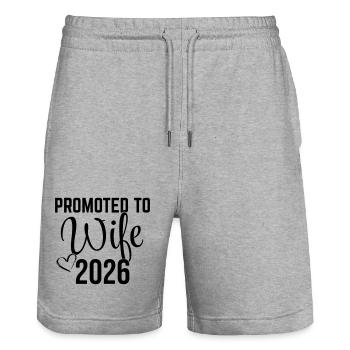 Promoted to Wife 2026 – Ehefrau 2026 Design - Stanley/Stella Unisex Bio Joggingshorts Trainer  - Grau meliert - Vorne - Nik (191cm) & Marisol (170cm)