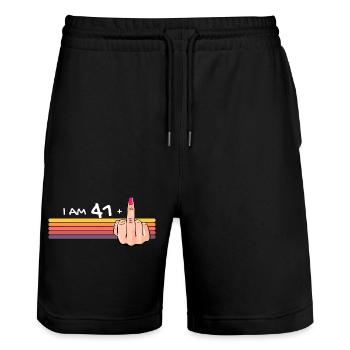 Ich bin 41 + 1 Mittelfinger-Shirt Ich bin 41 plus, - Stanley/Stella Unisex Bio Joggingshorts Trainer  - Schwarz - Vorne - Nik (191cm) & Marisol (170cm)