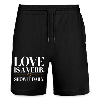 L’amour est un verbe. Montrez-le tous les jours. Dicton romantique - Short de jogging bio TRAINER Stanley/Stella unisexe - noir - Devant - Nik (191cm) & Marisol (170cm)