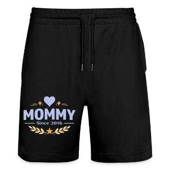 Mama seit 2016 – Proud Mom Design - Stanley/Stella Unisex Bio Joggingshorts Trainer  - Schwarz - Vorne - Nik (191cm) & Marisol (170cm)