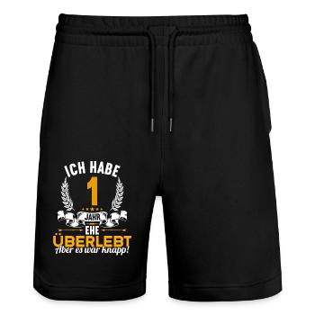 Ich habe 1 Jahre Ehe überlebt 1.Hochzeitstag - Stanley/Stella Unisex Bio Joggingshorts Trainer  - Schwarz - Vorne - Nik (191cm) & Marisol (170cm)