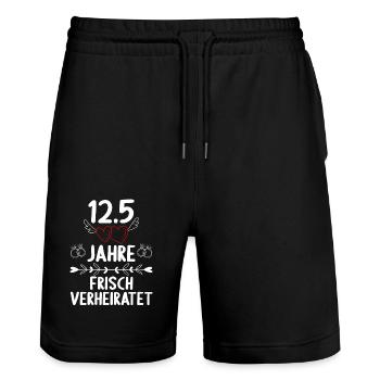 Ich übelebte 12.5 Jahre verheiratet Hochzeitstag - Stanley/Stella Unisex Bio Joggingshorts Trainer  - Schwarz - Vorne - Nik (191cm) & Marisol (170cm)