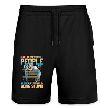 Old People We Didn't Get this Age By Being Stupid - Stanley/Stella Unisex Bio Joggingshorts Trainer  - Schwarz - Vorne - Nik (191cm) & Marisol (170cm)