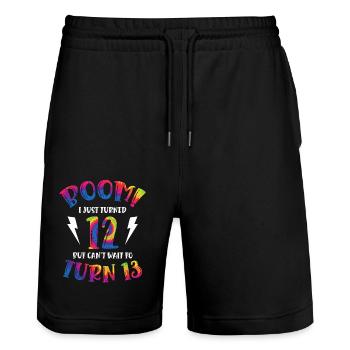 Boom Je viens d’avoir 12 ans mais j’ai hâte d’avoir 13 ans - Short de jogging bio TRAINER Stanley/Stella unisexe - noir - Devant - Nik (191cm) & Marisol (170cm)