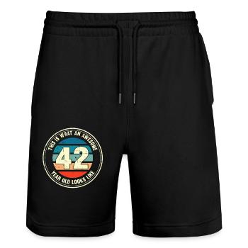 42. Geburtstag so sieht man mit 42 Retro Geschenk - Stanley/Stella Unisex Bio Joggingshorts Trainer  - Schwarz - Vorne - Nik (191cm) & Marisol (170cm)