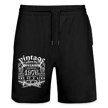 1976 November 1976 Jubiläum November 1976 - Stanley/Stella Unisex Bio Joggingshorts Trainer  - Schwarz - Vorne - Nik (191cm) & Marisol (170cm)