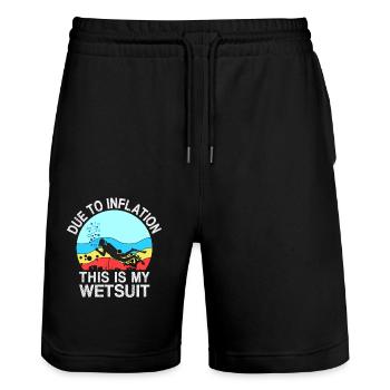 Due To Inflation - This Is My Wetsuit - Stanley/Stella Unisex Bio Joggingshorts Trainer  - Schwarz - Vorne - Nik (191cm) & Marisol (170cm)
