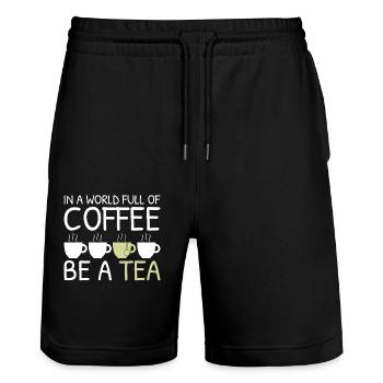 Tee Lustiges Geschenk in einer Welt voller Kaffee Sei ein Tee - Stanley/Stella Unisex Bio Joggingshorts Trainer  - Schwarz - Vorne - Nik (191cm) & Marisol (170cm)