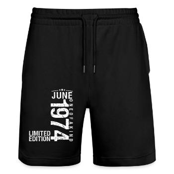Juni 1974 Juni Jubiläum Juni 1974 - Stanley/Stella Unisex Bio Joggingshorts Trainer  - Schwarz - Vorne - Nik (191cm) & Marisol (170cm)