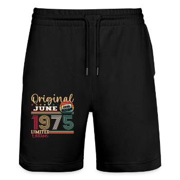 Kassette Juni 1975 Jahrgang 1975 Geburtstag 1975 - Stanley/Stella Unisex Bio Joggingshorts Trainer  - Schwarz - Vorne - Nik (191cm) & Marisol (170cm)