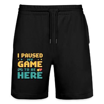 Ich habe mein Spiel pausiert – Gamer Humor - Stanley/Stella Unisex Bio Joggingshorts Trainer  - Schwarz - Vorne - Nik (191cm) & Marisol (170cm)